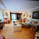 Luxury House With Private Garden