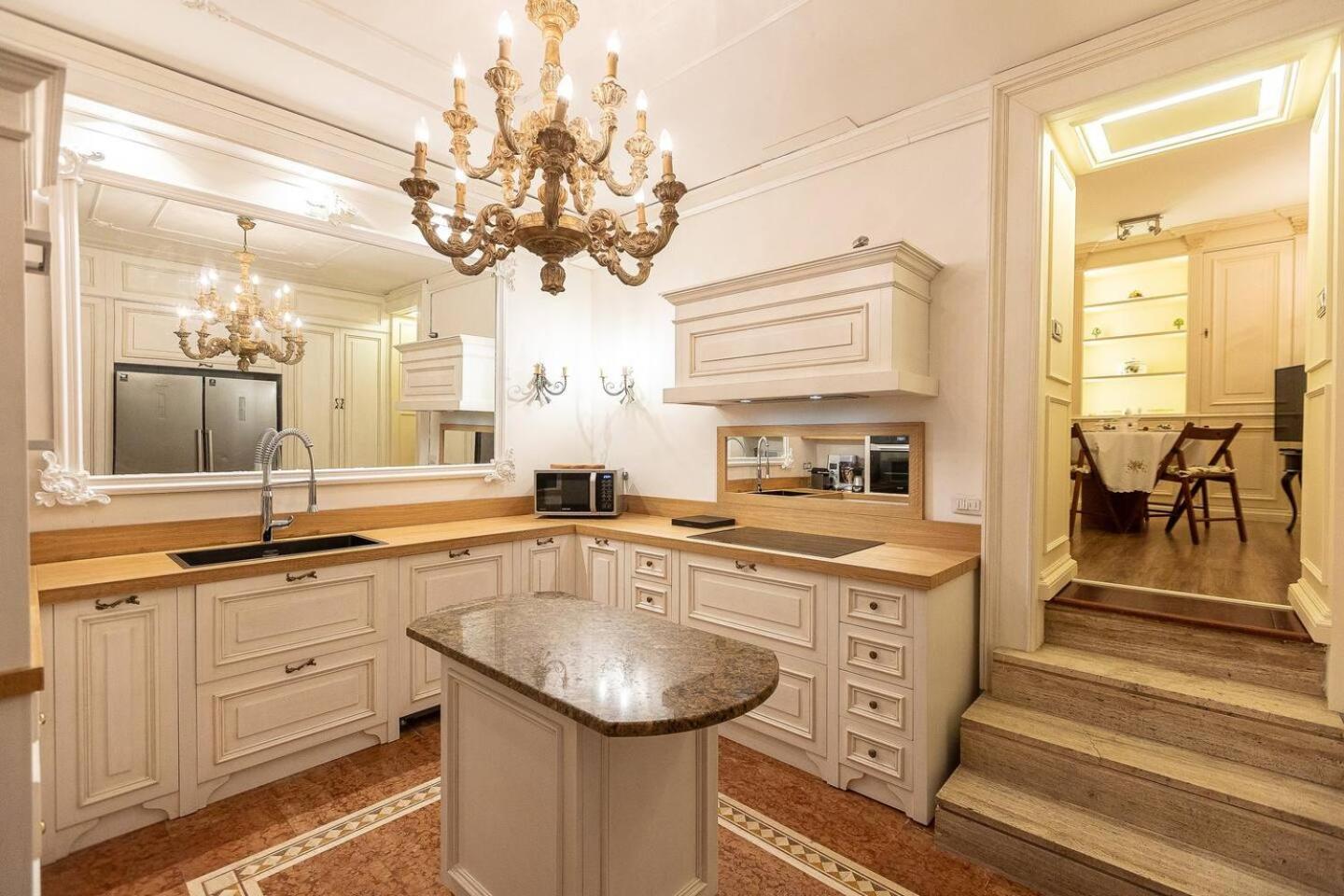 Luxury House With Private Garden Rom