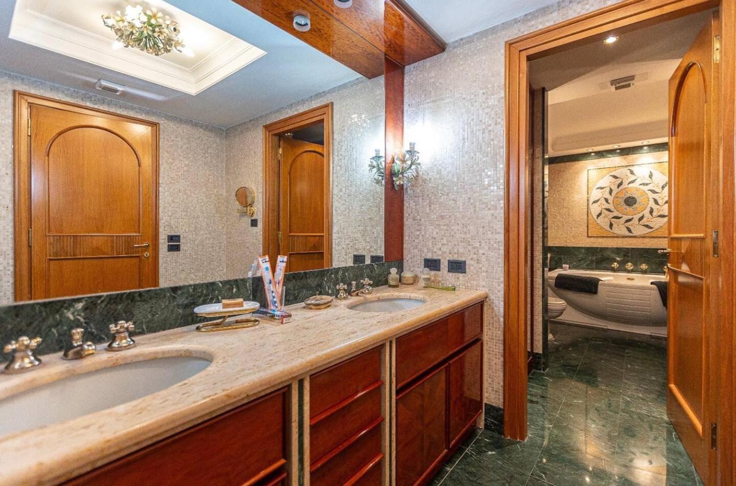 Luxury House With Private Garden Rom