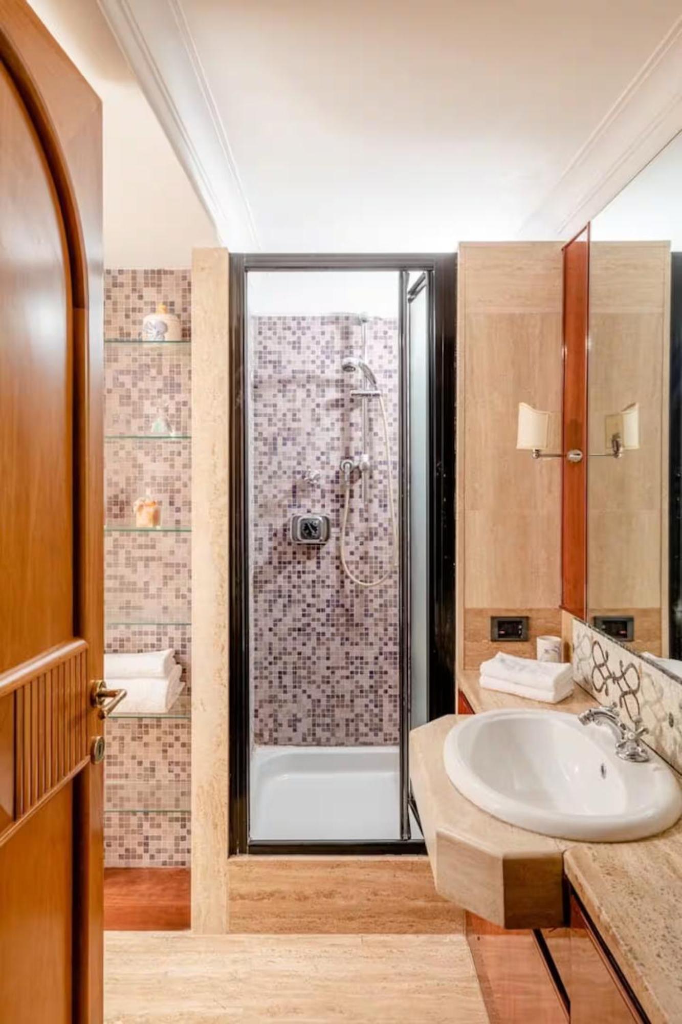 Luxury House With Private Garden Rom