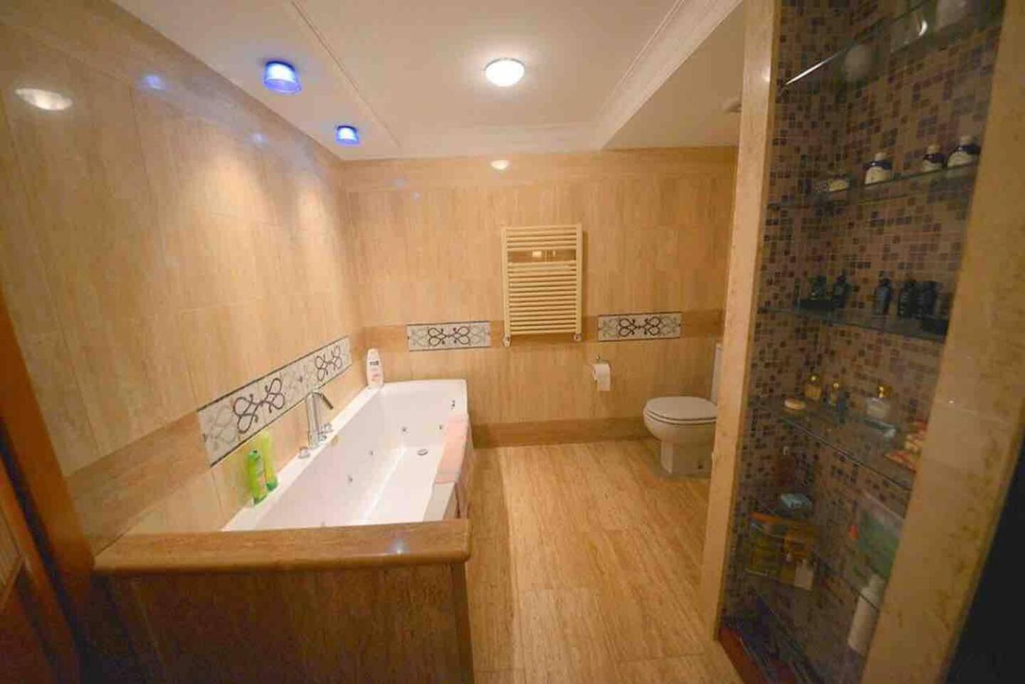 Luxury House With Private Garden Rom